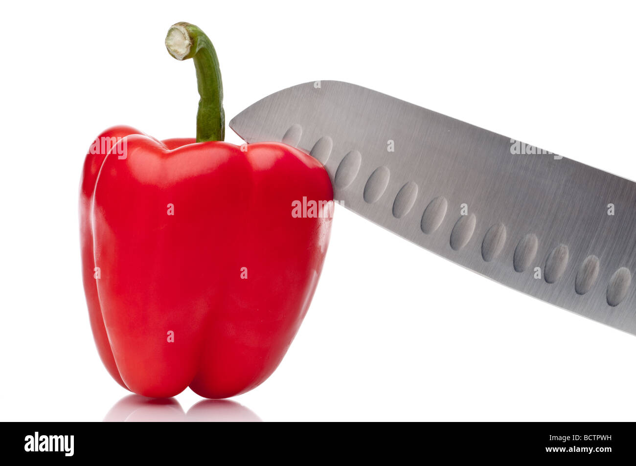 Un'immagine orizzontale di un peperone rosso bei ng affettato su bianco Foto Stock