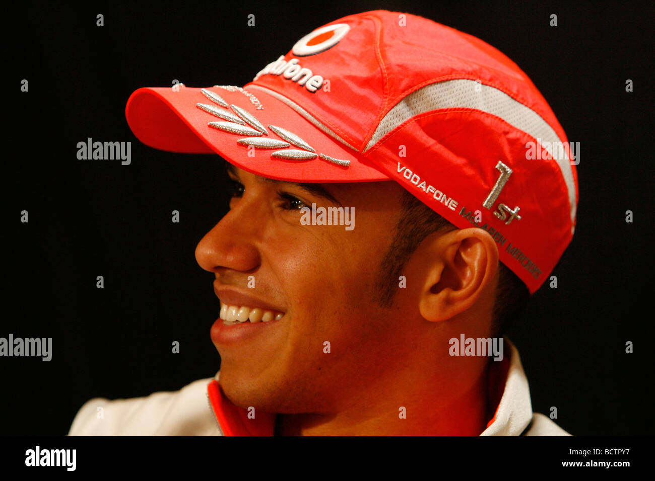 2008 di Formula 1 il campione del mondo Lewis Hamilton si rilassa in occasione della gara di Champions allo Stadio di Wembley, Londra, dicembre 2008. Foto Stock
