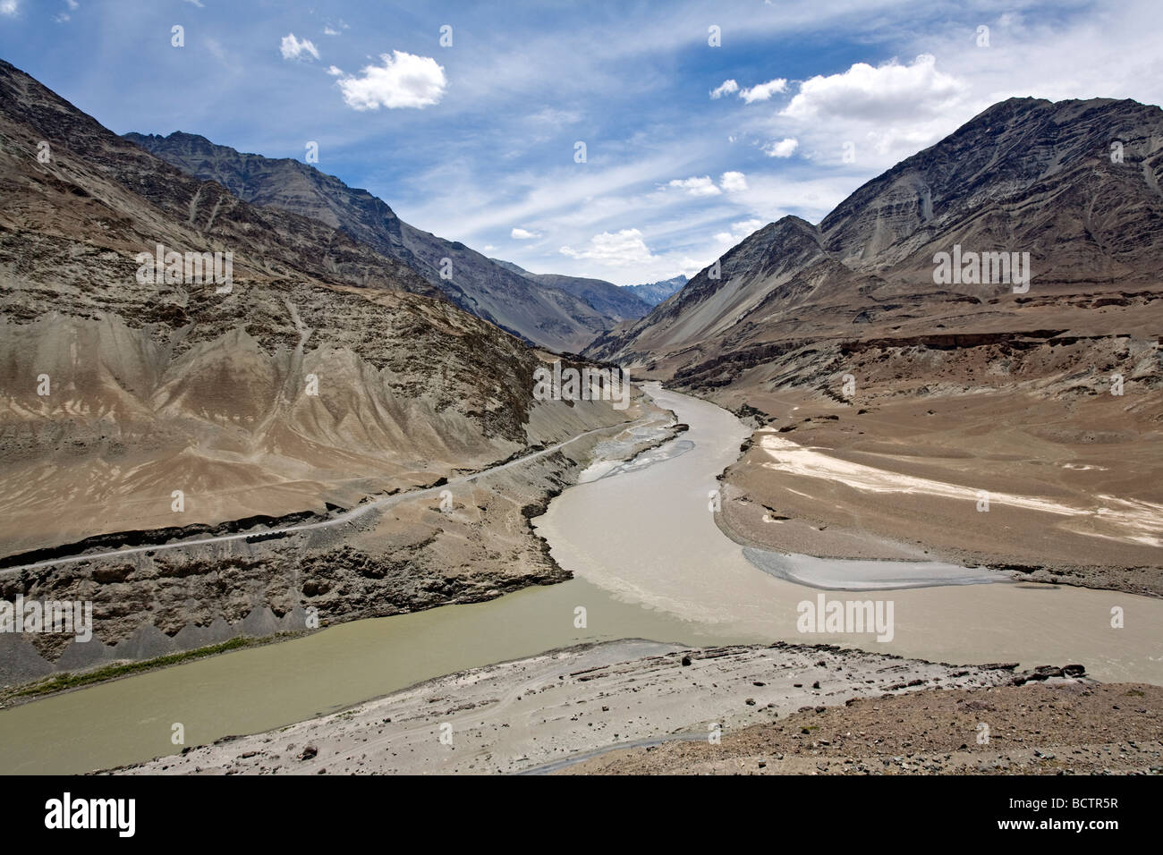 Fiume Indo (sulla sinistra) di congiunzione Zanskar fiume. Vicino al villaggio di Nimmu. Ladakh. India Foto Stock