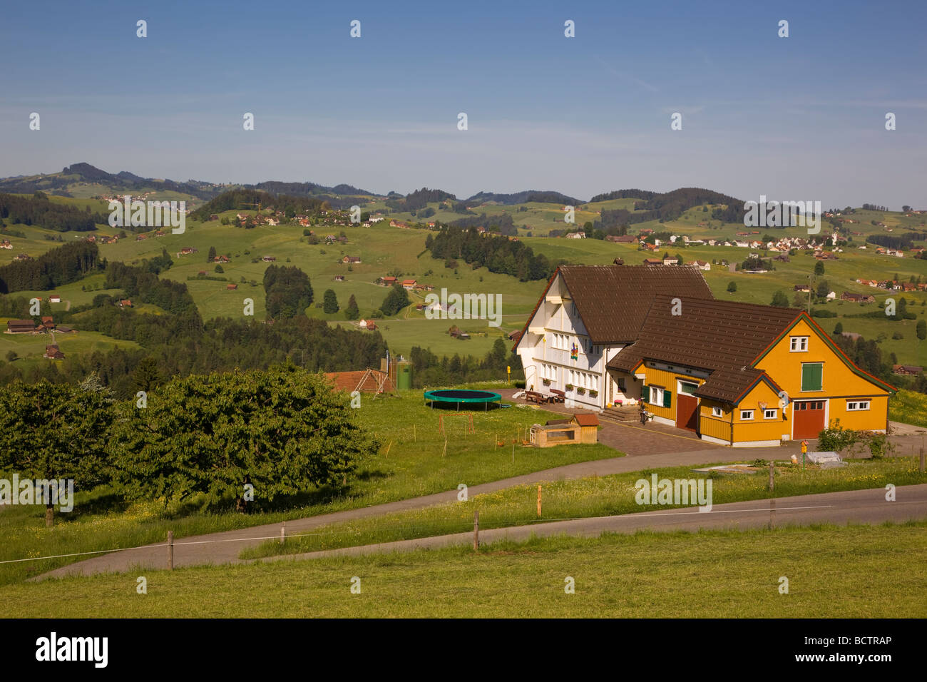 Rinnovato e trasformato Appenzell fattoria tradizionale che si affaccia sulla Appenzell paesaggio collinare Foto Stock