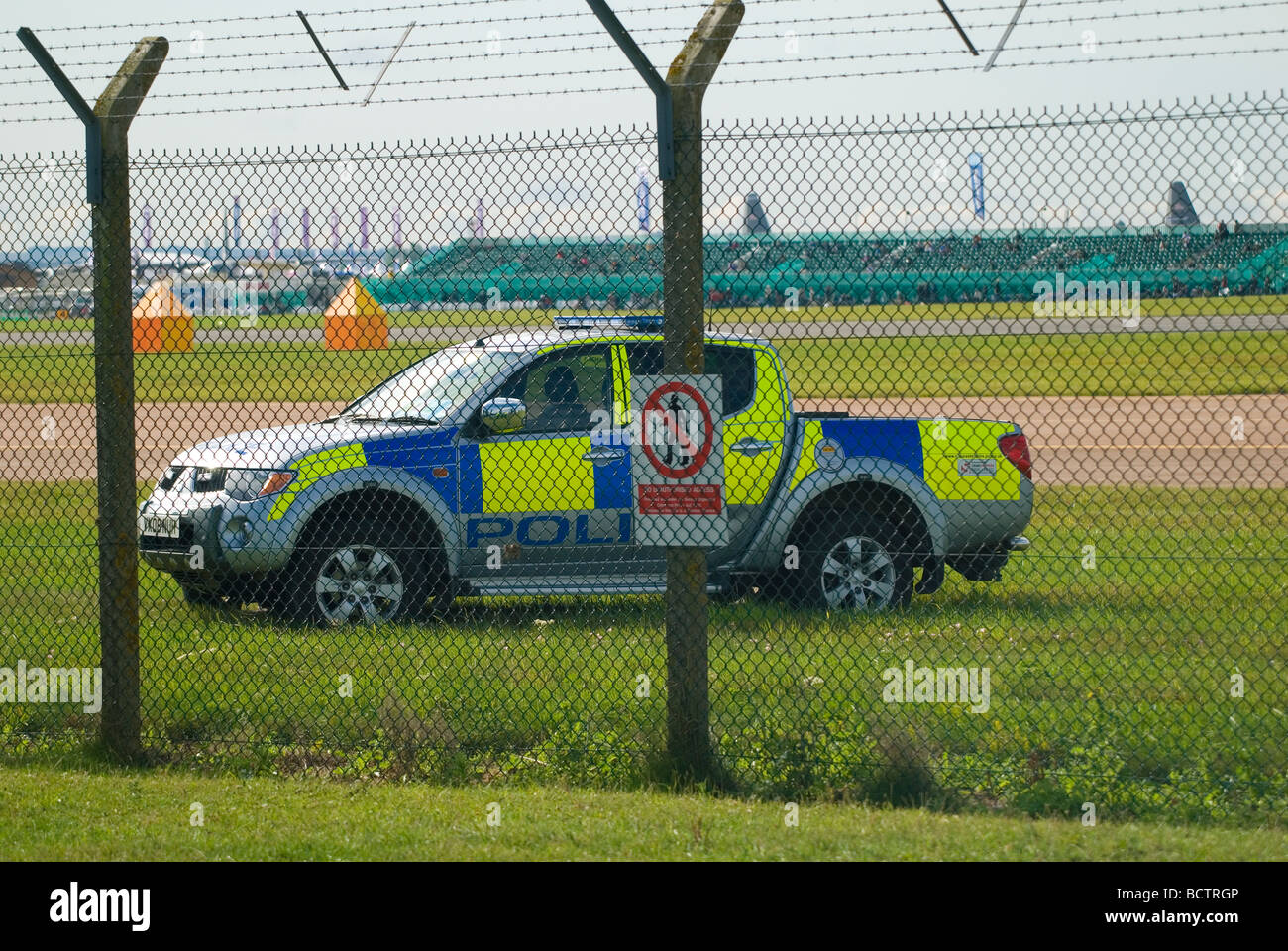 La polizia pattuglia RAF Fairford durante il Royal International Air Tattoo 2009 Foto Stock