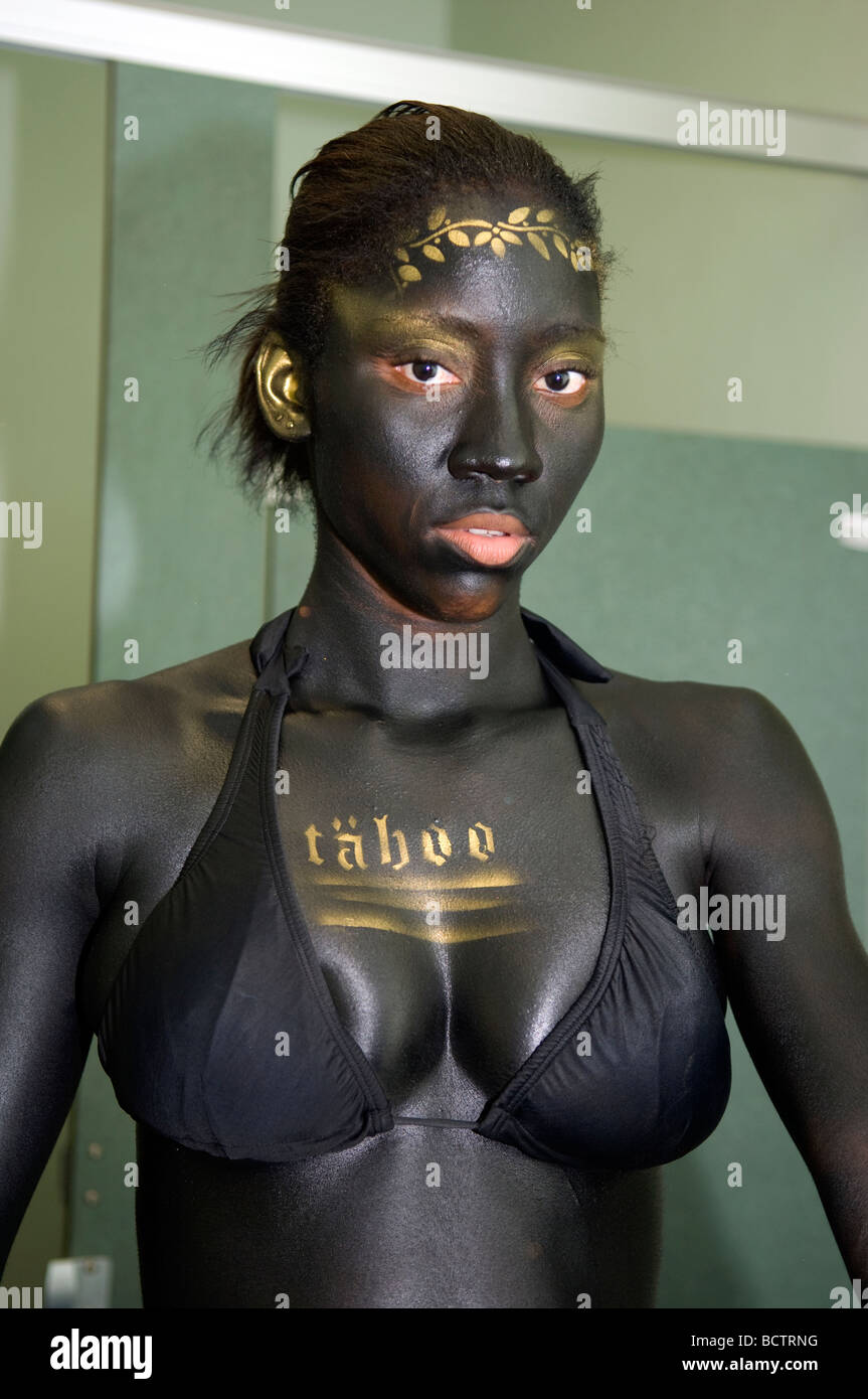 Modello in body paint al fashion show in Giamaica Foto stock - Alamy