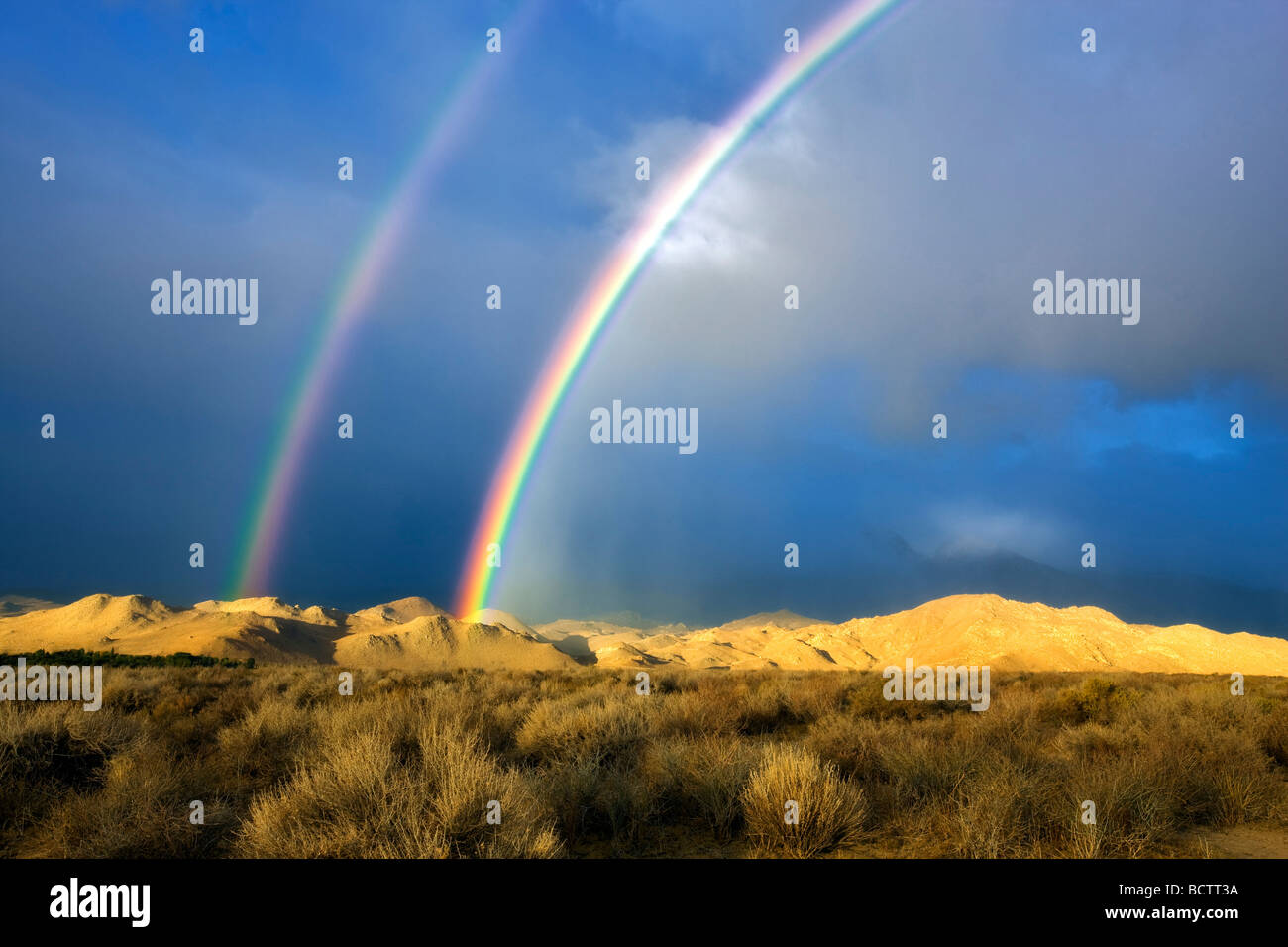 Doppio arcobaleno sulla Sierra orientale le montagne vicino al Vescovo California Foto Stock