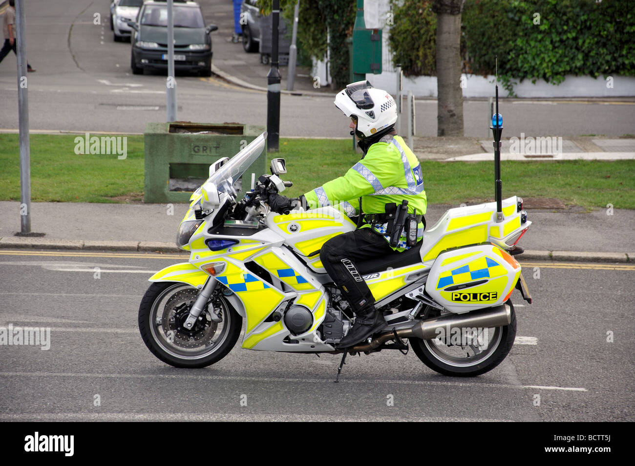 La polizia motociclista sulla strada, East Molesey, Surrey, England, Regno Unito Foto Stock