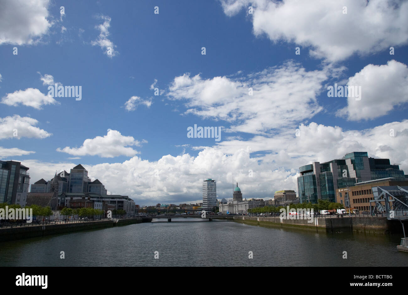 Dublin Docklands fiume Liffey e area finanziaria della città di Dublino Repubblica di Irlanda Foto Stock