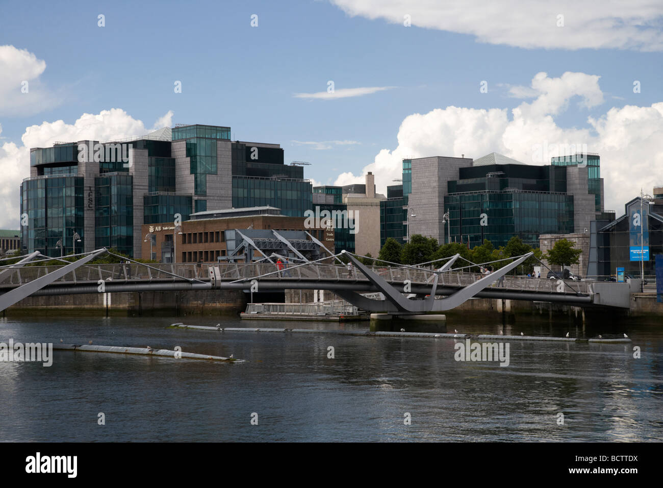 Dublin Docklands area finanziaria IFSC fiume Liffey e sean ocasey passerella Dublino Repubblica di Irlanda Foto Stock