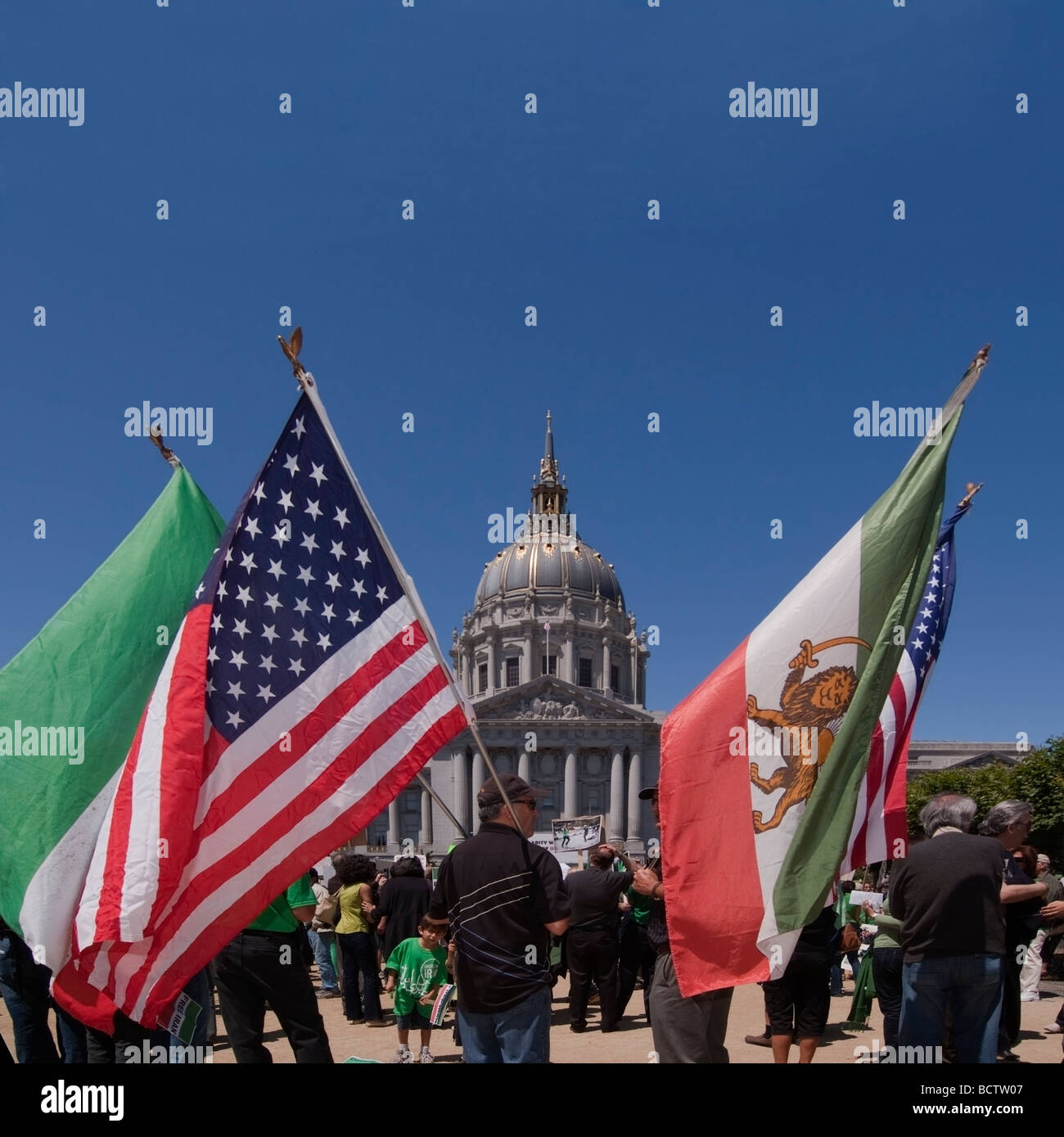 La giornata di azione globale, 7/25/09. Migliaia hanno dimostrato di fronte a San Francisco City Hall a sostegno del popolo dell'Iran. Foto Stock