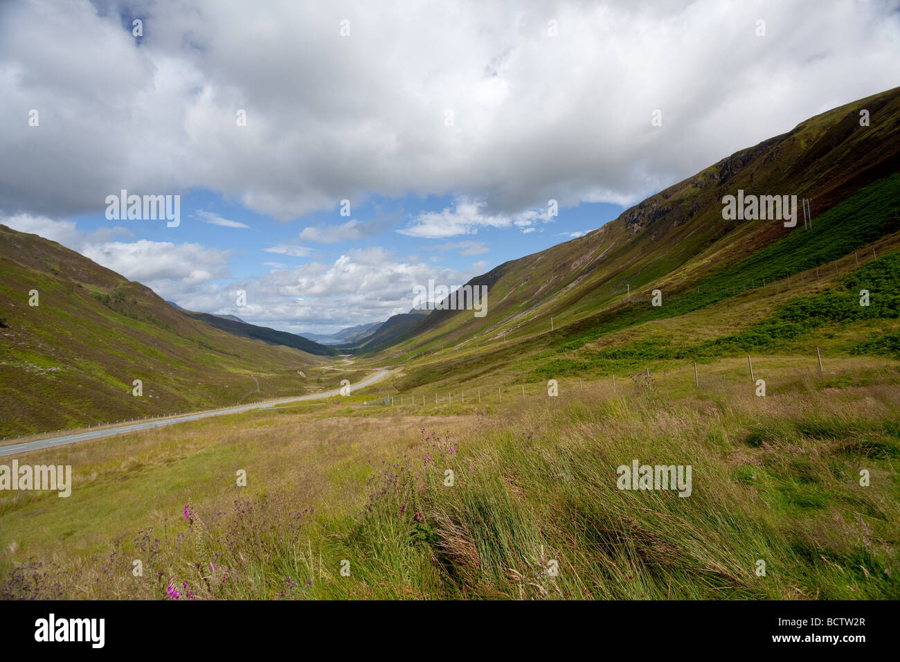 La A832 che conduce in basso verso il Loch Maree nelle Highlands della Scozia in un giorno d'estate Foto Stock