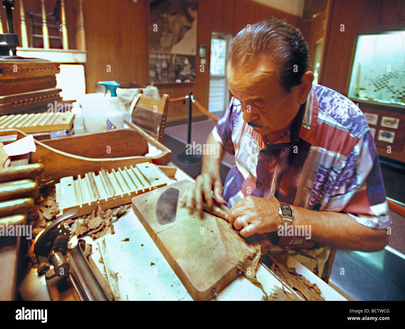 Il sigaro facendo esporre alla Ybor City Museum parco dello stato in Tampa Florida Foto Stock