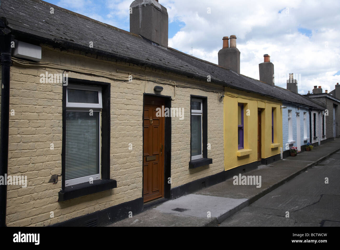 Erne terrazza fila di vecchio single storey cottages nel centro della città di Dublino Repubblica di Irlanda Foto Stock