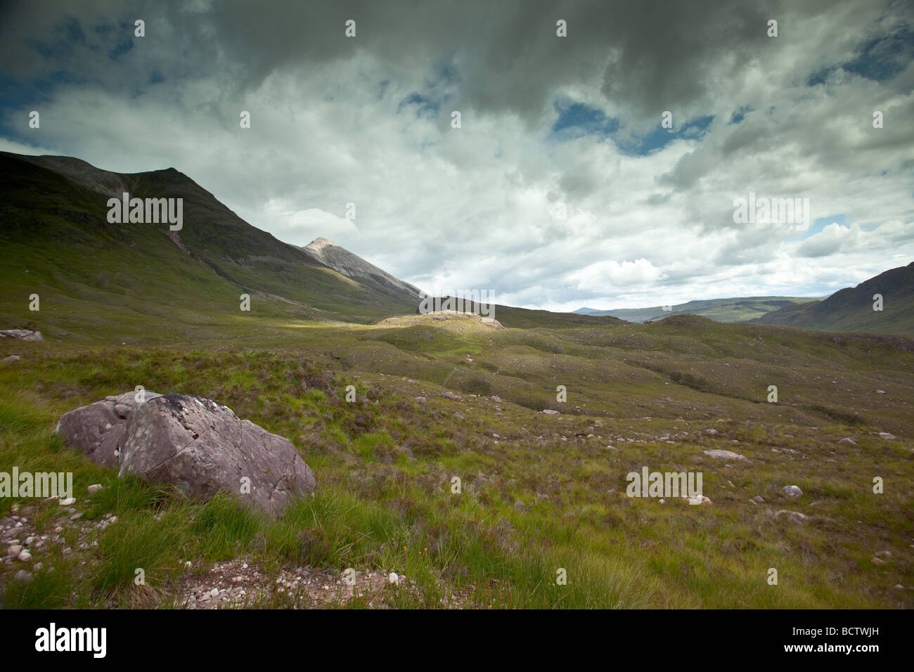 Una valle del Torridon che passa passato Liathach sulla strada di Torridon nelle Highlands della Scozia Foto Stock