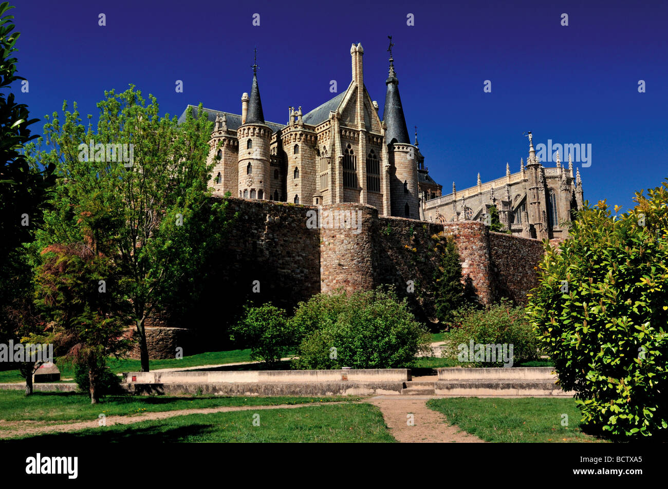 Spagna, San Giacomo modo: Park e il Palazzo episcopale di Antonio Gaudì a Astorga Foto Stock