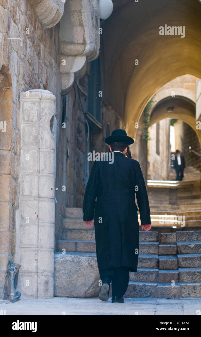 Gli ebrei ortodossi a piedi in strada della vecchia Gerusalemme Foto Stock