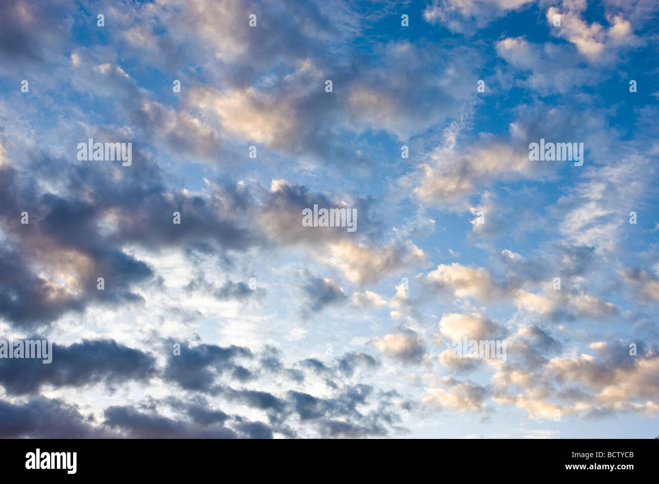 Cielo blu con nuvole Foto Stock