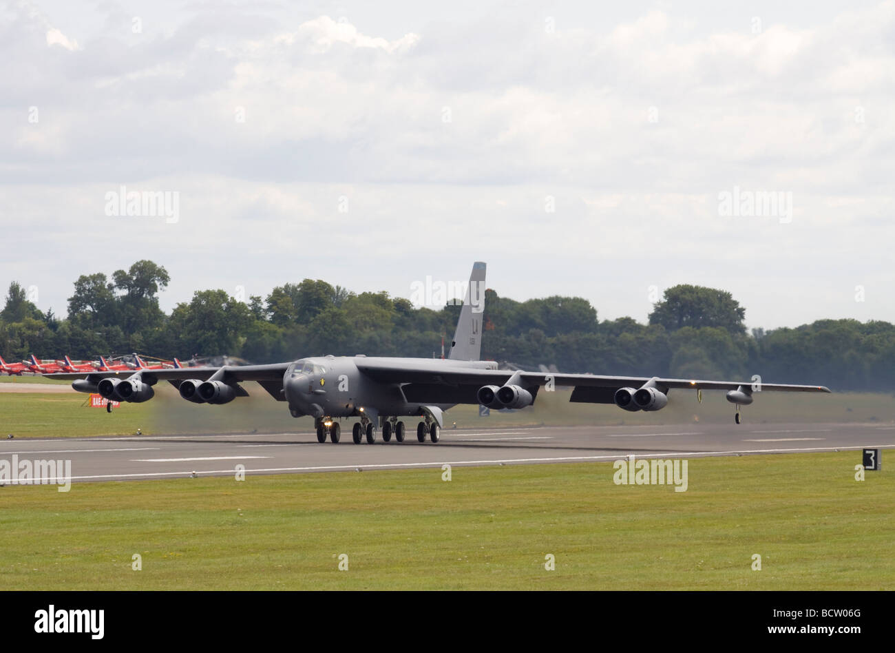 Il USAF Boeing B-52H Stratofortress decollare da RAF Fairford Foto Stock