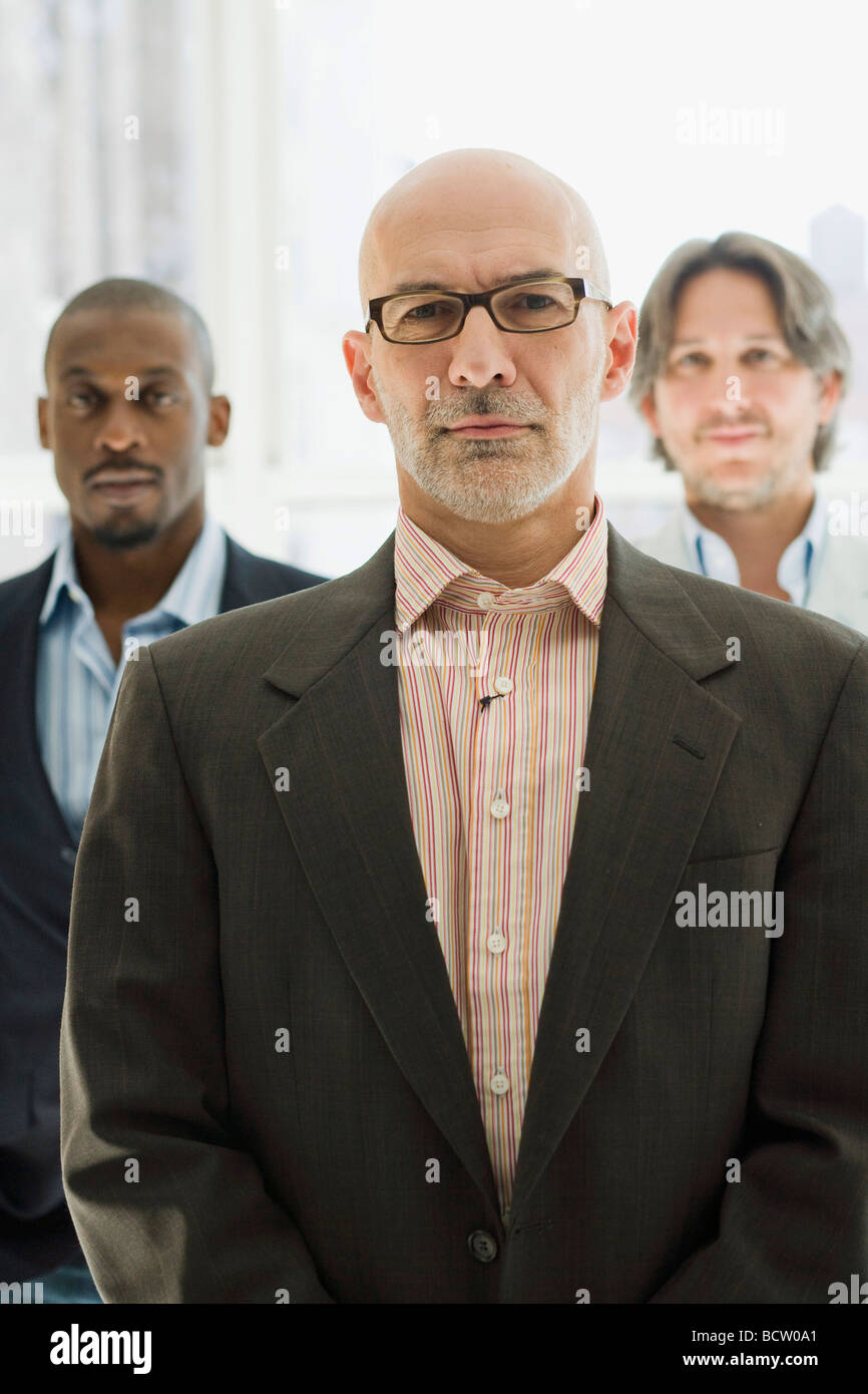 Close-up di tre uomini d'affari in cerca di gravi Foto Stock