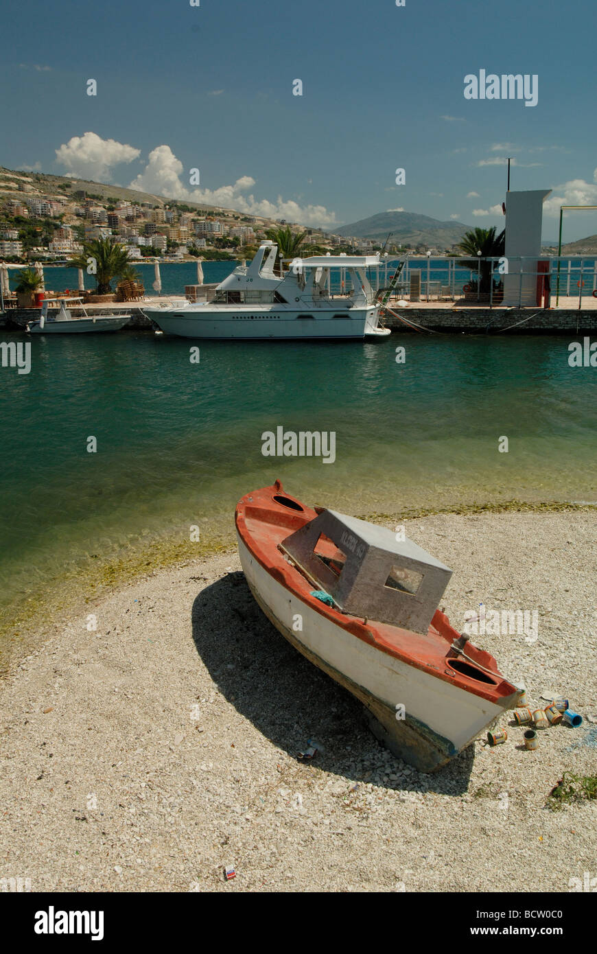 Il vecchio incontra il nuovo in Saranda (o Sarande) in Albania Foto Stock