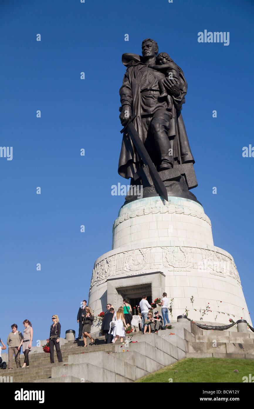 Memoriale Sovietico in Treptow Park, persone deporre fiori in memoria della fine della II Guerra Mondiale, Berlino, Germania, Europa, Berlino, Foto Stock