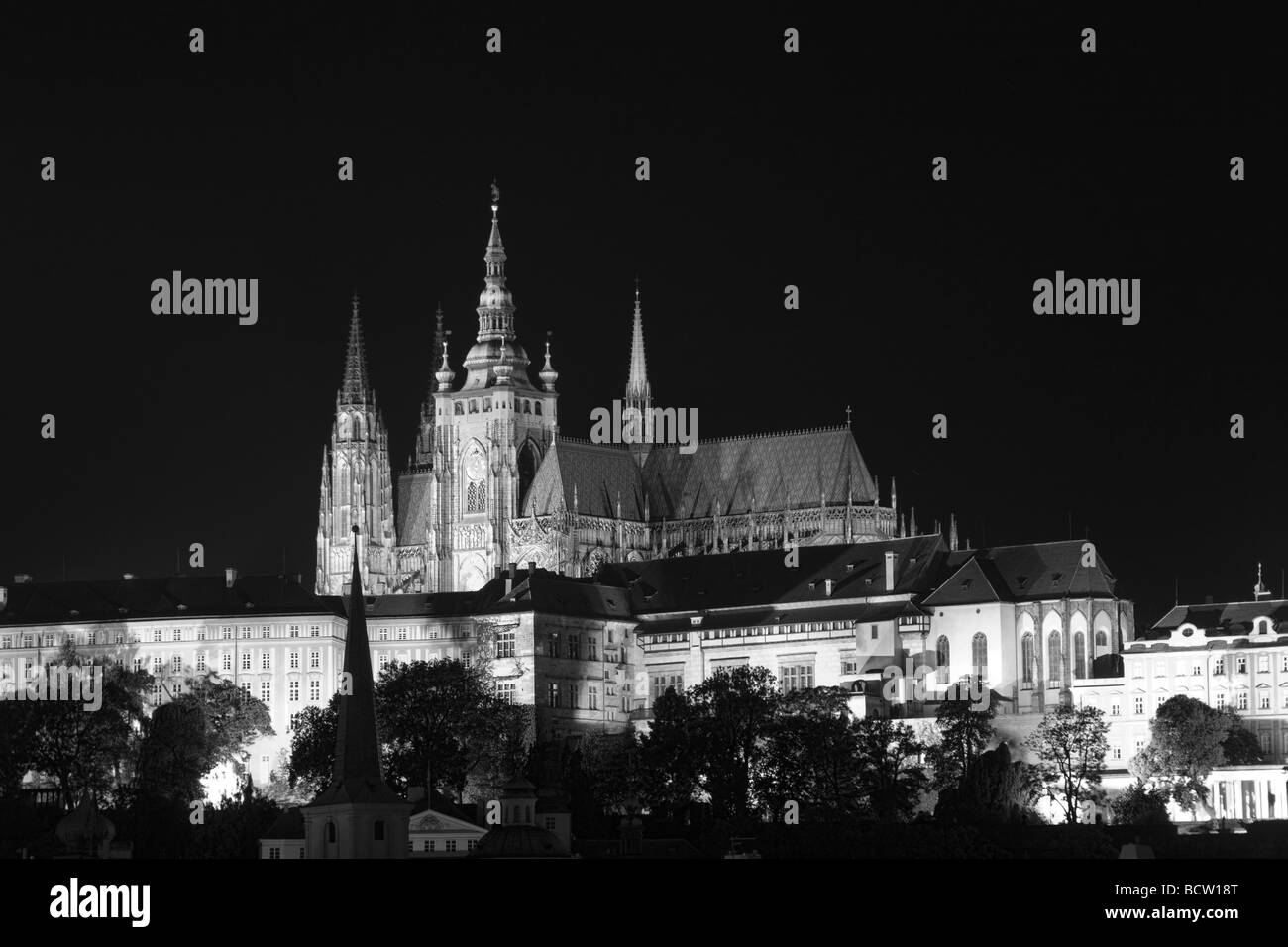 St. Cattedrale di San Vito a Praga di notte Foto Stock