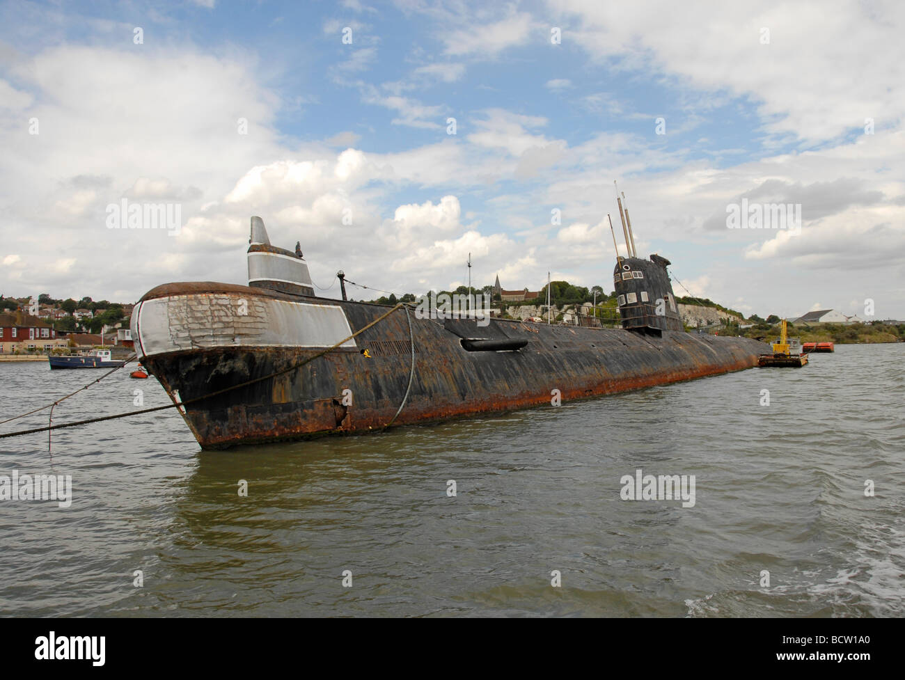 Abbandonati sottomarino russo ormeggiato sul fiume Medway, Rochesterr, Kent, Inghilterra Foto Stock