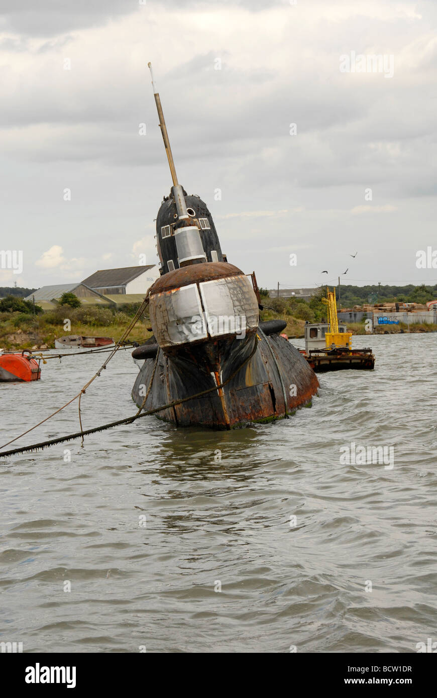 Abbandonati sottomarino russo ormeggiato sul fiume Medway, Rochester, Kent, Inghilterra Foto Stock