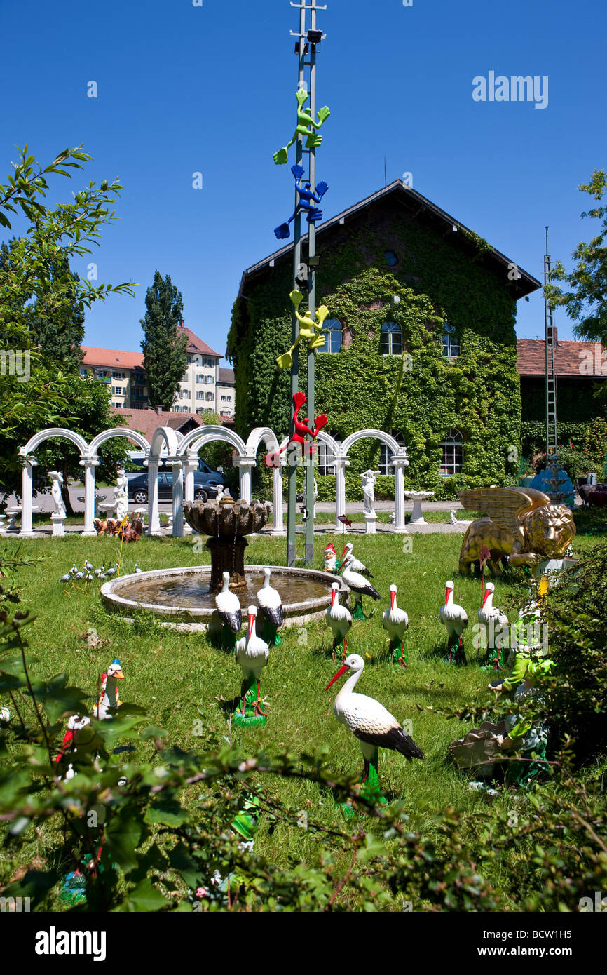 Cicogne in un giardino frontale di Lindau am Bodensee, Lago di Costanza, Baviera, Germania, Europa Foto Stock