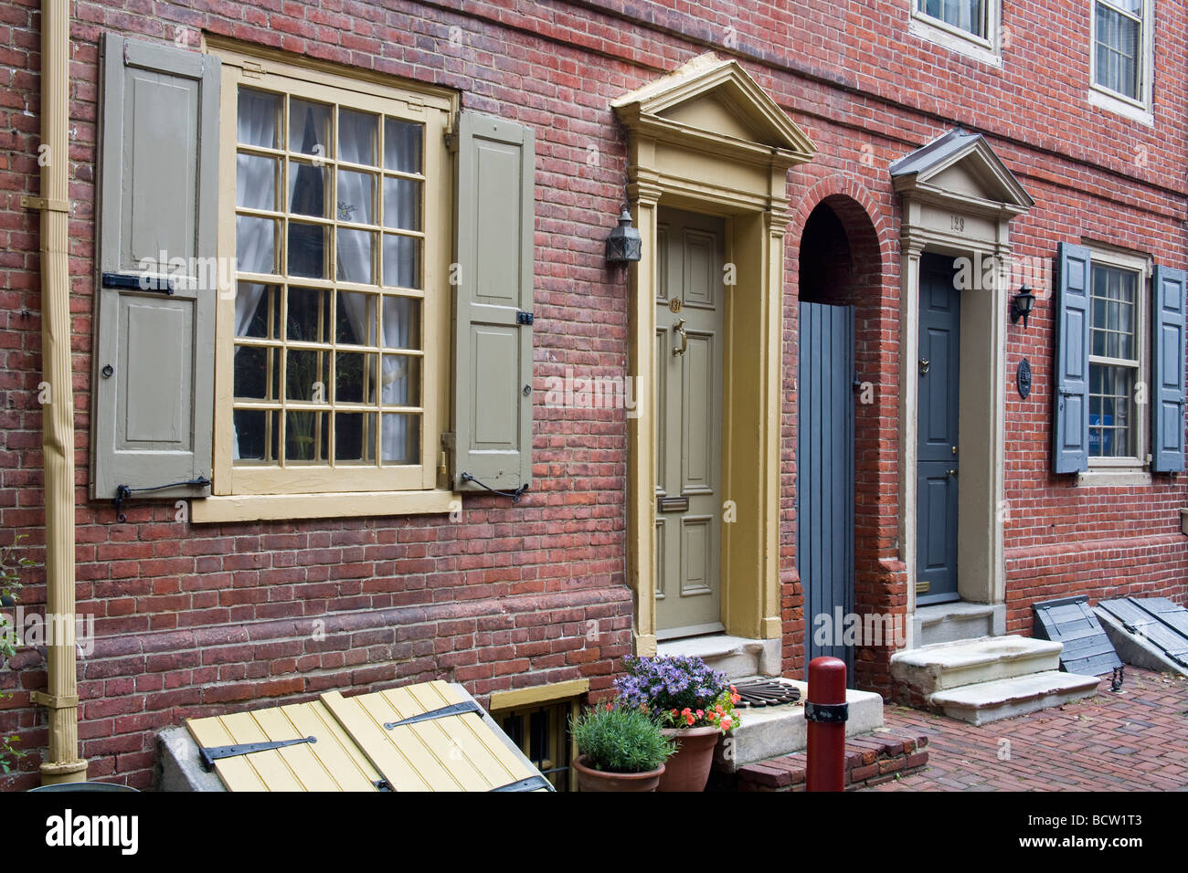 Case a schiera in una vecchia città, Elfreth's Alley, Philadelphia, Pennsylvania, STATI UNITI D'AMERICA Foto Stock