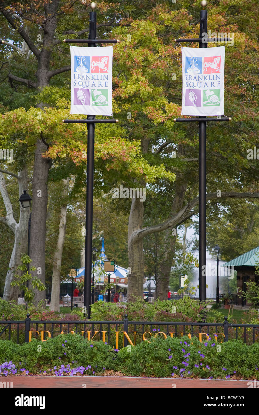 Cartelli di indicazione in un parco, Franklin Square, Philadelphia, Pennsylvania, STATI UNITI D'AMERICA Foto Stock