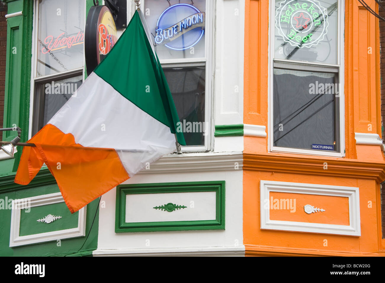 Bandiera irlandese in un pub irlandese, O' Neals Pub Irlandese, South Street, Philadelphia, Pennsylvania, STATI UNITI D'AMERICA Foto Stock