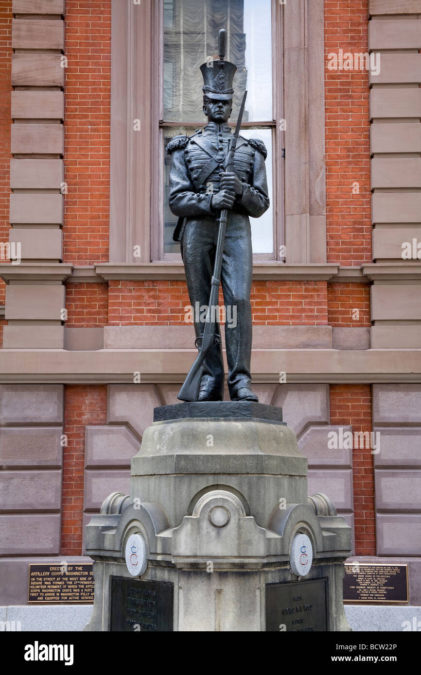 Statua di un soldato in corrispondenza di una strada, Union League of Philadelphia, Broad Street, Philadelphia, Pennsylvania, STATI UNITI D'AMERICA Foto Stock