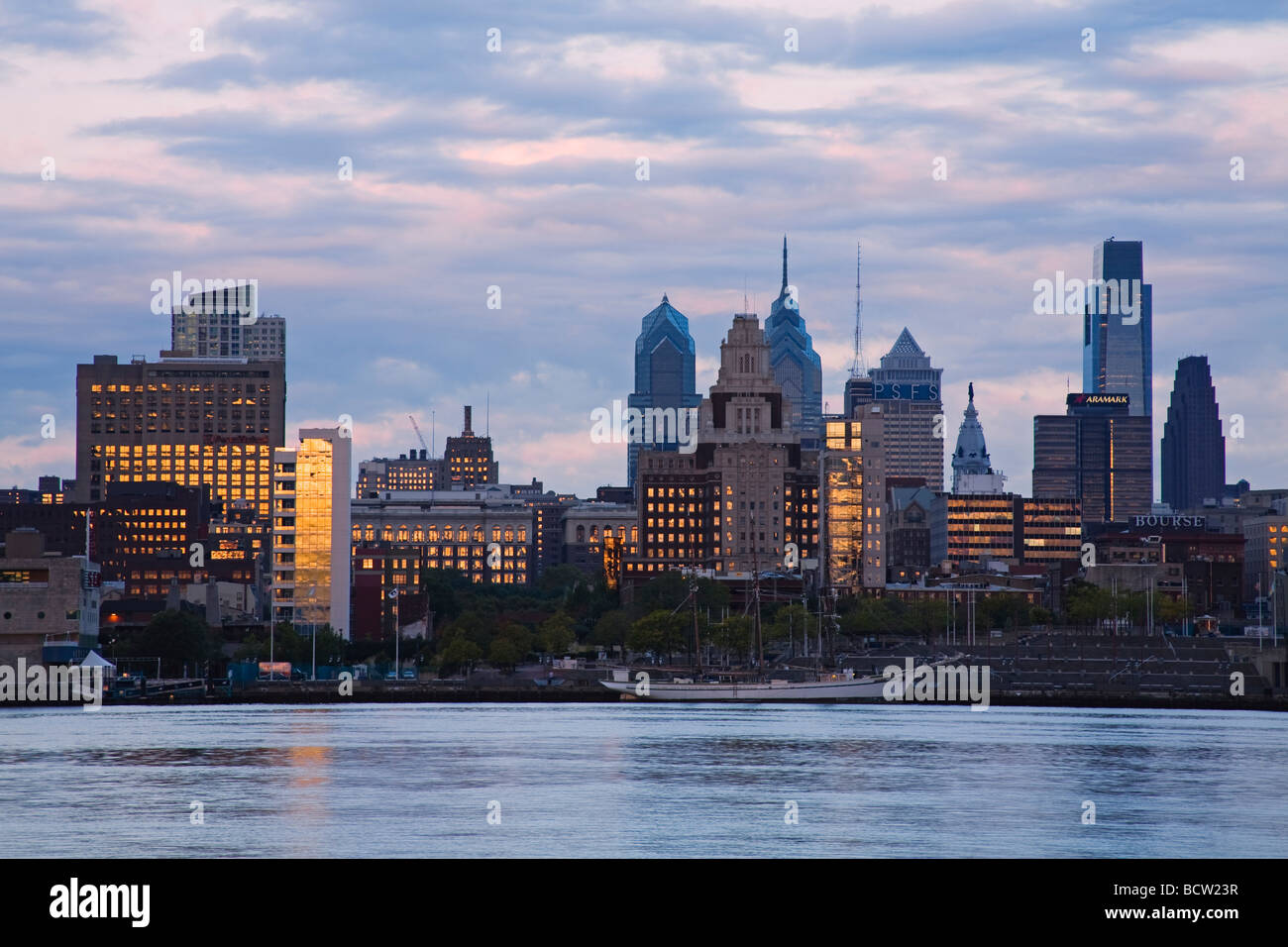 Edifici al Waterfront, Fiume Delaware, Philadelphia, Pennsylvania, STATI UNITI D'AMERICA Foto Stock