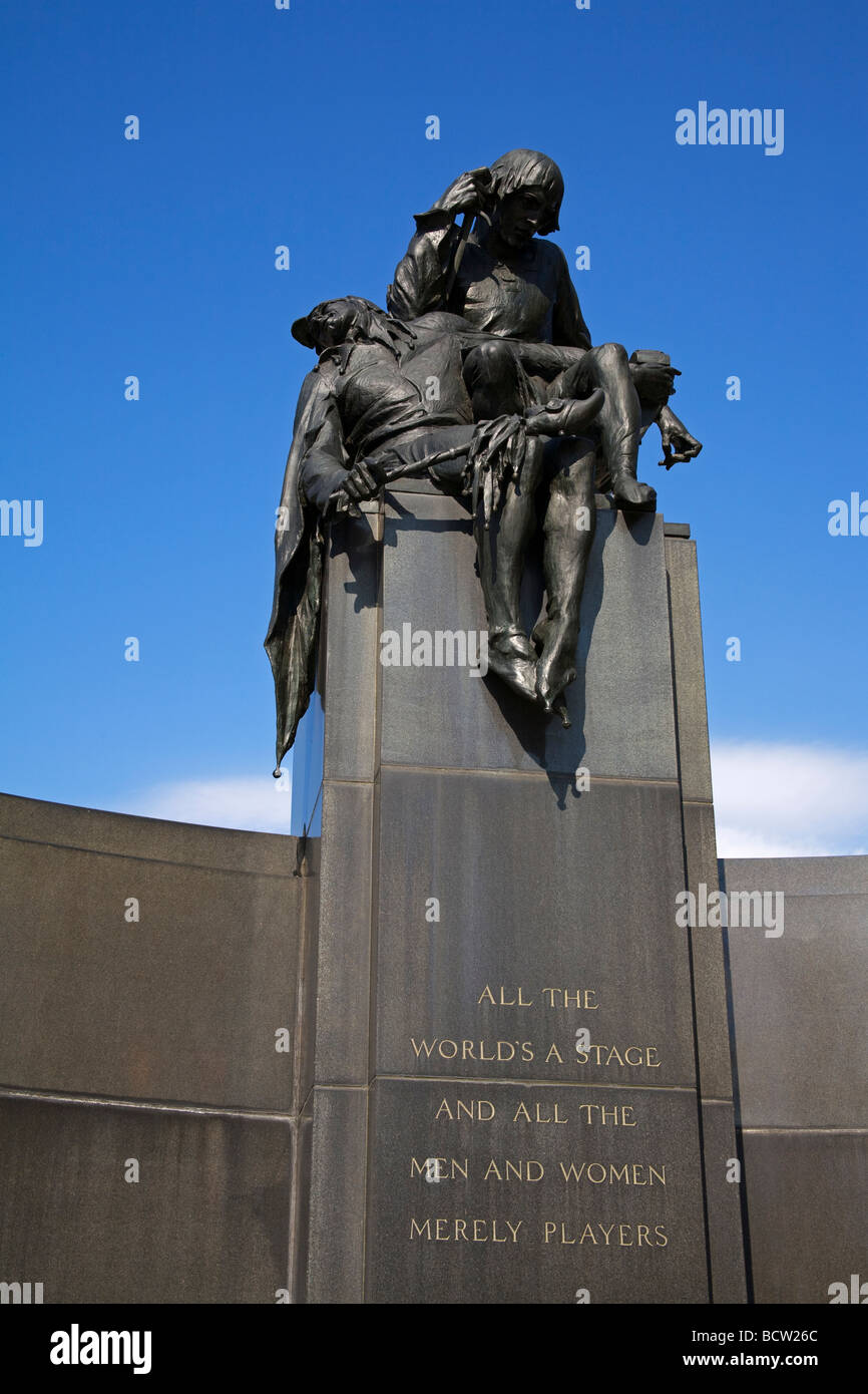 Basso angolo vista di una statua, Shakespeare Memorial, Logan Square, Philadelphia, Pennsylvania, STATI UNITI D'AMERICA Foto Stock