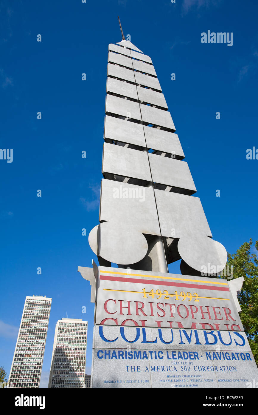 Basso angolo di visione di un monumento Christopher Columbus Monument Penn's Landing Waterfront District Philadelphia Pennsylvania USA Foto Stock