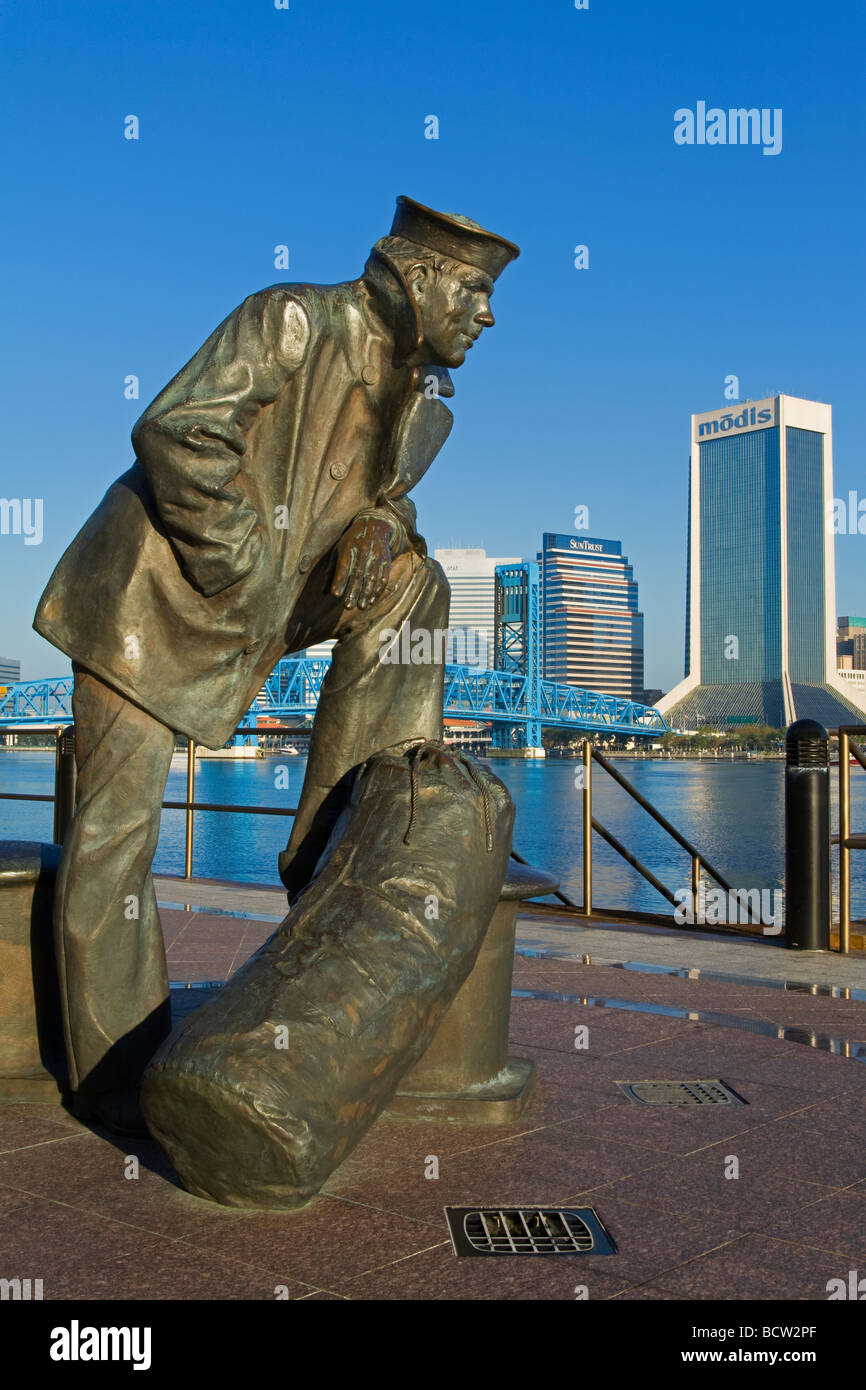 Statua vicino a un fiume, Navy Memorial, John T. Alsop Jr., Ponte San Giovanni fiume, Jacksonville, Duval County, Florida, Stati Uniti d'America Foto Stock