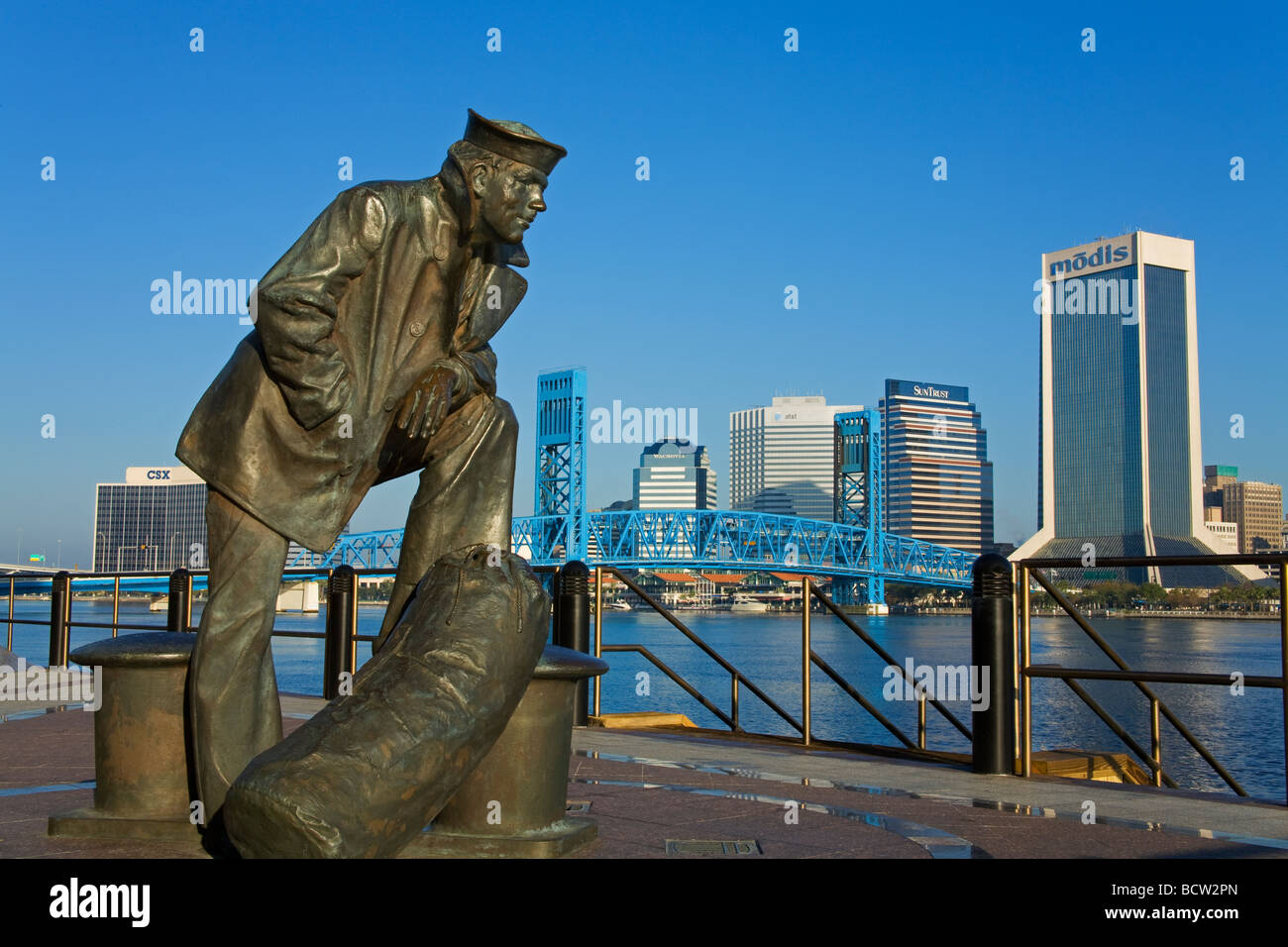 Statua vicino a un fiume, Navy Memorial, John T. Alsop Jr., Ponte San Giovanni fiume, Jacksonville, Duval County, Florida, Stati Uniti d'America Foto Stock