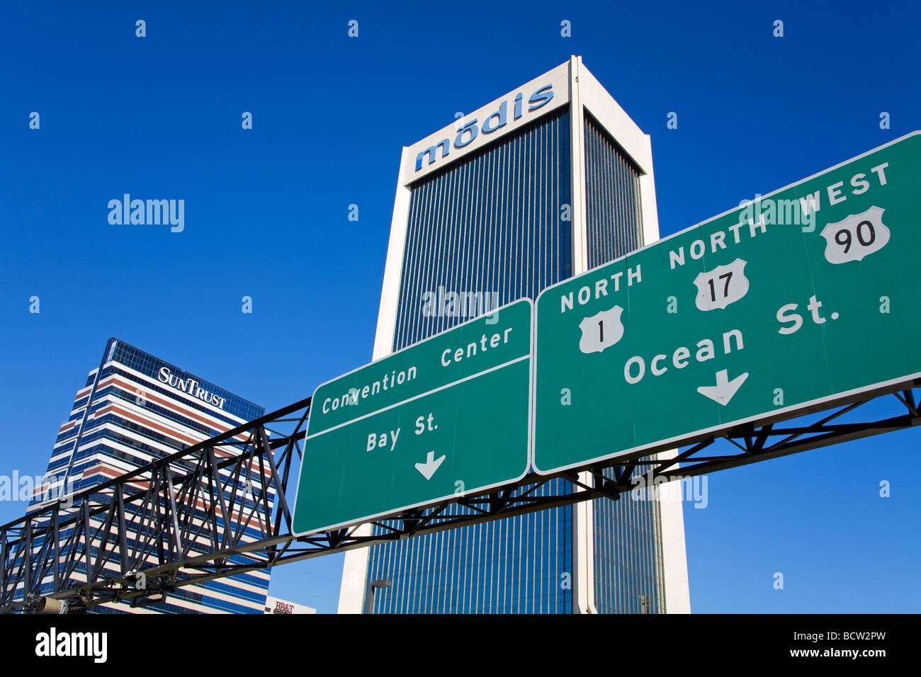 Basso angolo di visione di un cartello stradale, dello spettroradiometro MODIS, Torre San Giovanni fiume, Jacksonville, Duval County, Florida, Stati Uniti d'America Foto Stock