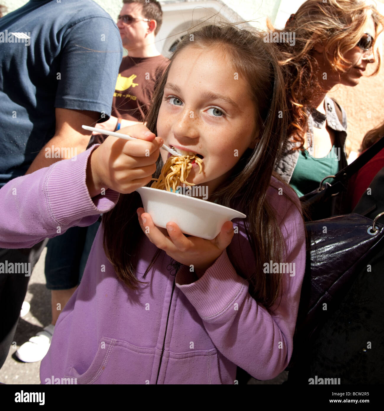 Ragazza giovane Godendo mangiando cotti freschi frutti di mare tagliatelle al 2009 Cardigan Bay Seafood festival Ceredigion Aberaeron Wales UK Foto Stock