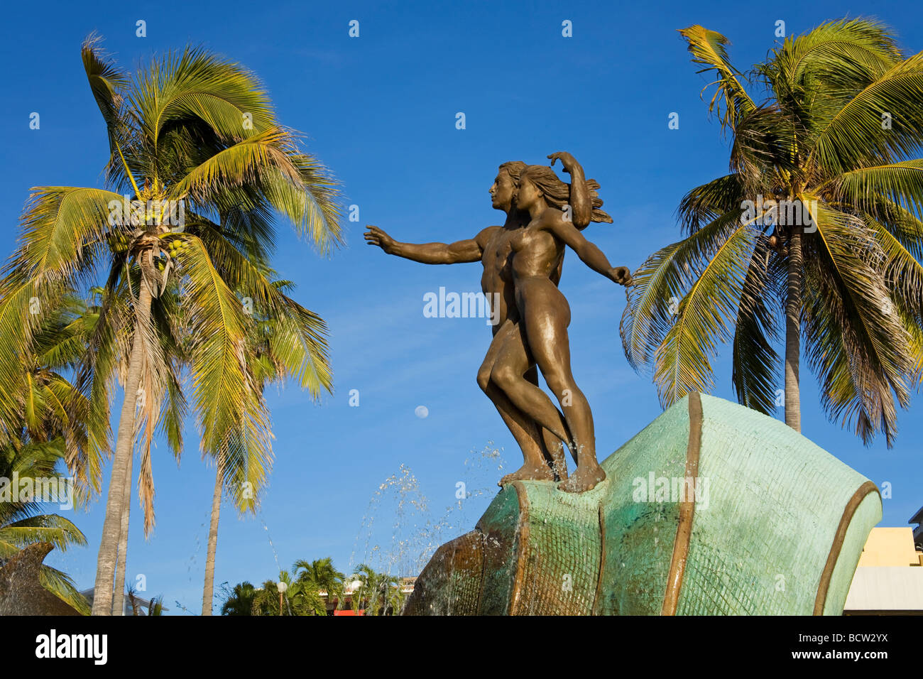 Basso angolo di visione di un monumento, la continuità della vita monumento, Mazatlan, Sinaloa, Messico Foto Stock