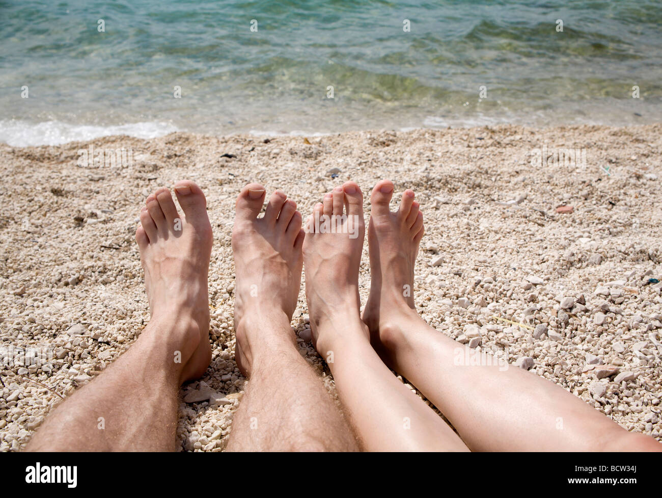 L uomo e la donna i piedi sulla spiaggia - Croazia vacanze Foto Stock