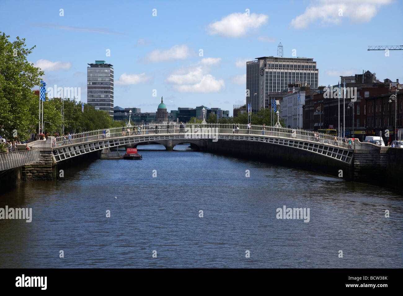 Halfpenny hapenny ponte sopra il fiume Liffey nel centro della città di Dublino Repubblica di Irlanda Foto Stock