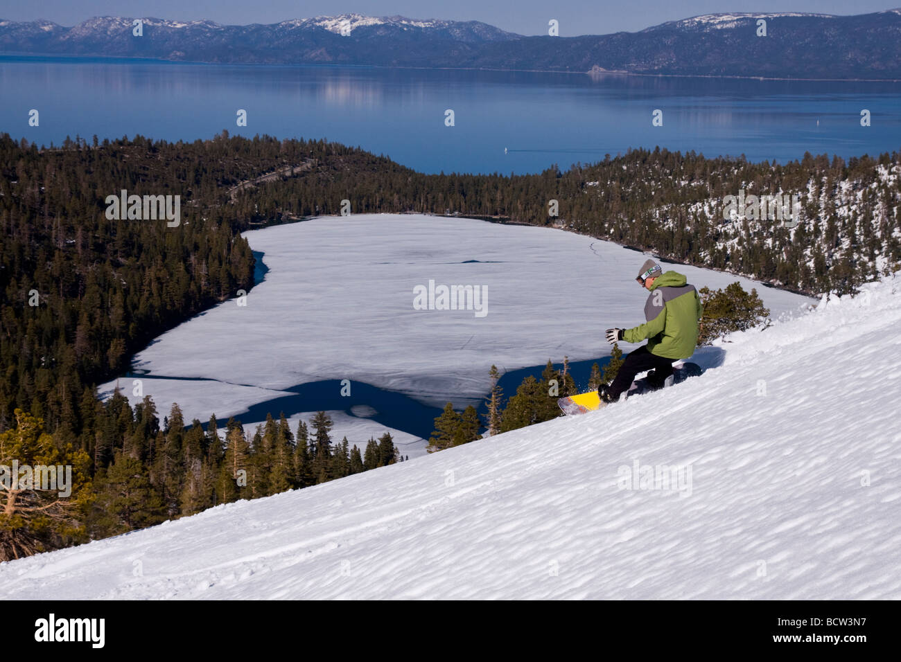 L uomo lo snowboard, il lago Tahoe, CALIFORNIA, STATI UNITI D'AMERICA Foto Stock