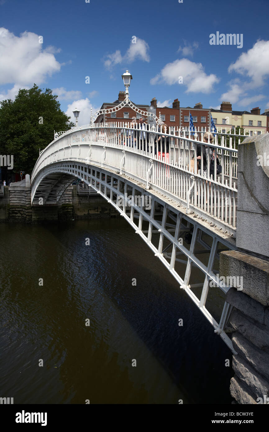 Halfpenny hapenny ponte sopra il fiume Liffey nel centro della città di Dublino Repubblica di Irlanda Foto Stock