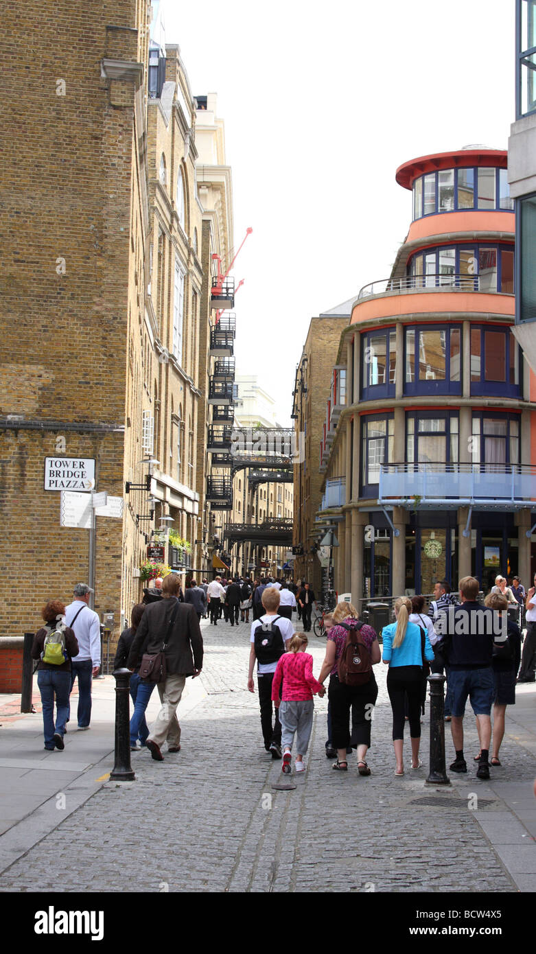 Il Tower Bridge Plazza, London, England, Regno Unito Foto Stock