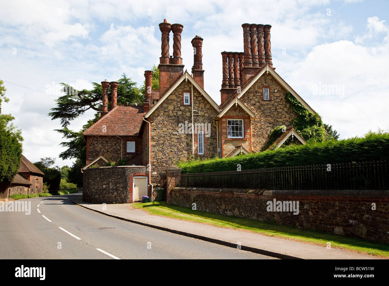Elizabethan camini nelle case di Albury Surrey in Inghilterra Foto Stock