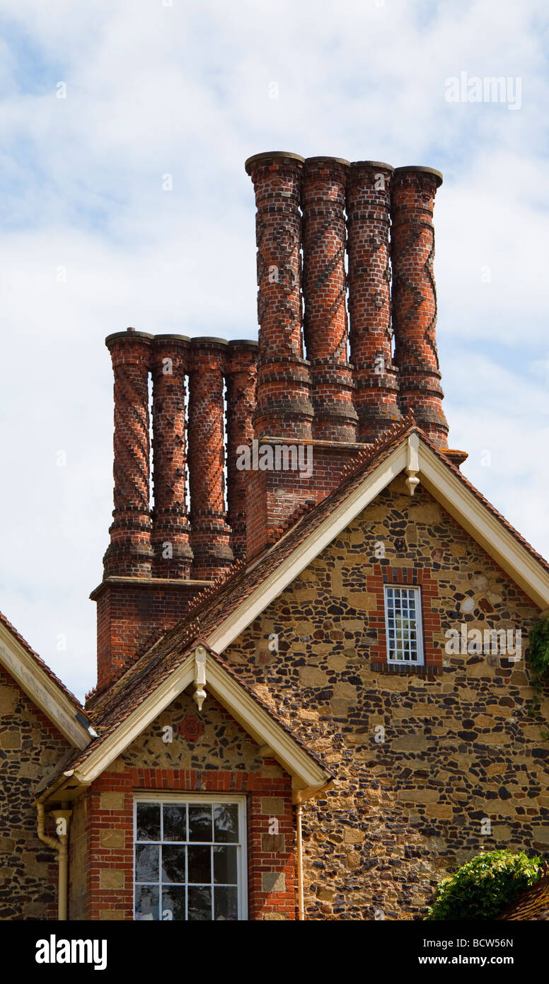 Elizabethan camini nelle case di Albury Surrey in Inghilterra Foto Stock