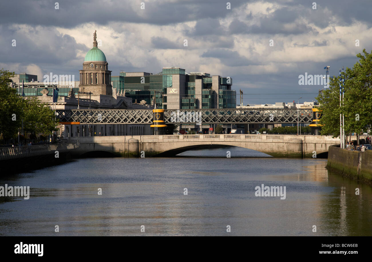 Vista del fiume Liffey nel centro della città di Dublino Repubblica di Irlanda Foto Stock