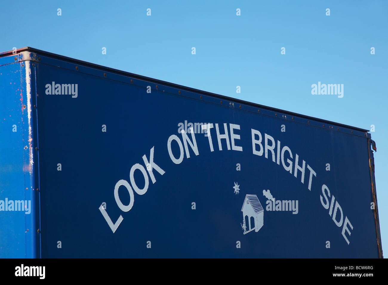"Guardare il lato luminoso' messaggio sul lato del carrello Foto Stock
