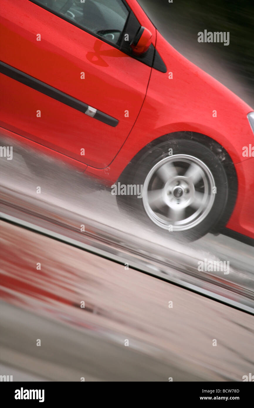 Una guida auto in heavy rain Foto Stock