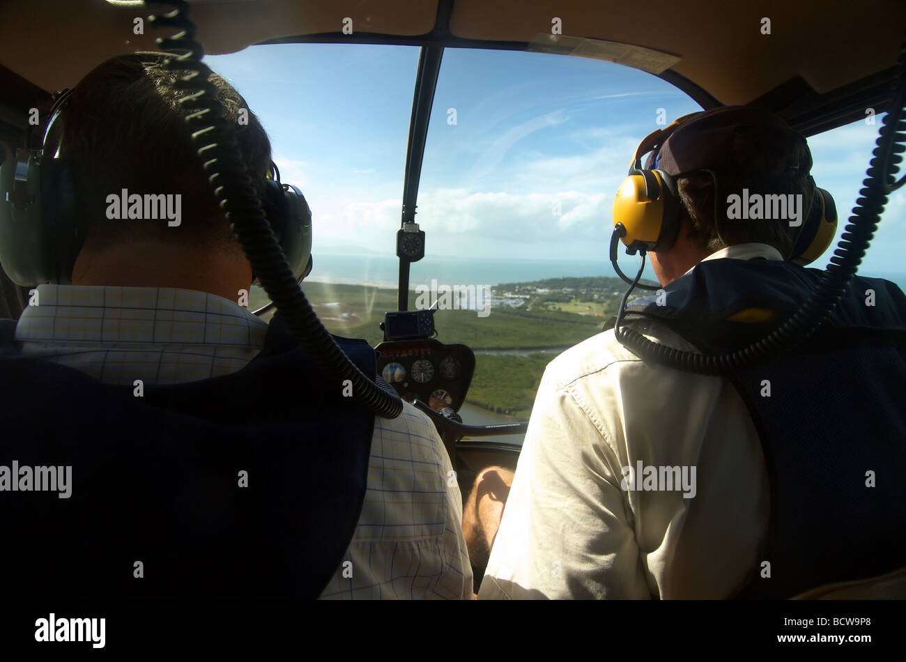 Avvicinando il villaggio costiero di Port Douglas in un Robinson 44 elicottero North Queensland Australia n. MR o PR Foto Stock