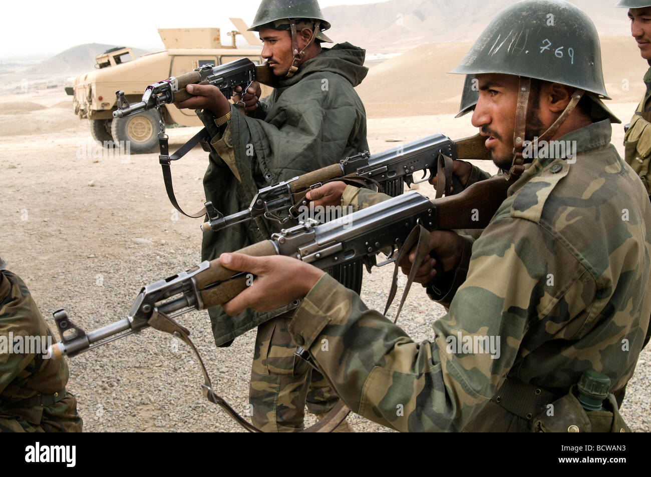 Esercito Nazionale Afghano reclute in formazione presso il militare di Kabul, Centro di Formazione Foto Stock